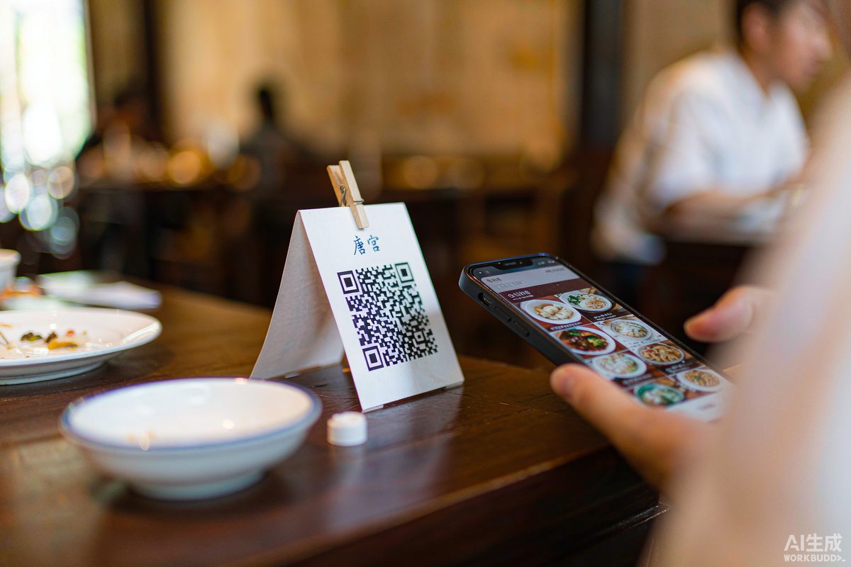 遥遥科技-云南专业开发团队 餐厅餐桌上的扫码点餐桌牌与手机上展示的点餐小程序界面